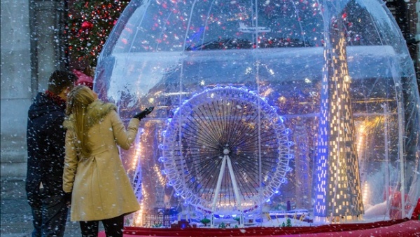 乐高打造的全球最大雪球亮相伦敦 为圣诞