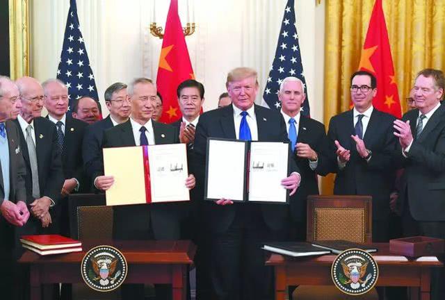 美国总统特朗普和中国副总理刘鹤共同签署了中美第一阶段经贸协议.jpeg